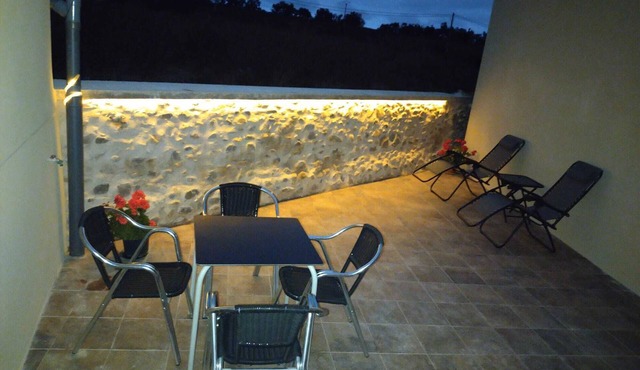 Chalet with barbecue, garden and indoor swimming pool next to the mountains