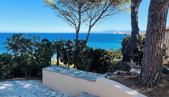 Exceptional Marine de Davia villa facing the sea and close to the beaches in Corbara