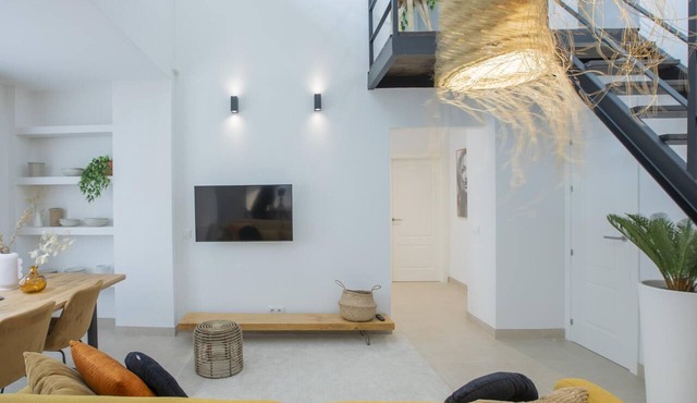 Exclusive Central Loft-Style Apartment with 3 Bedrooms, Near Beach and Historic Center