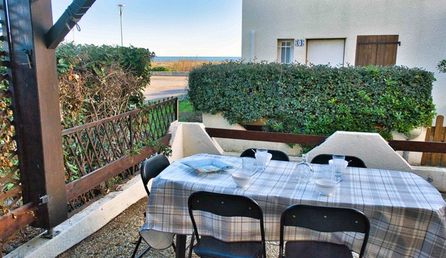 F3 house with terrace on the seafront in Leucate