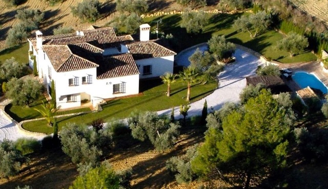 Family friendly villa, private pool and barbecue, 10 min drive from Ronda