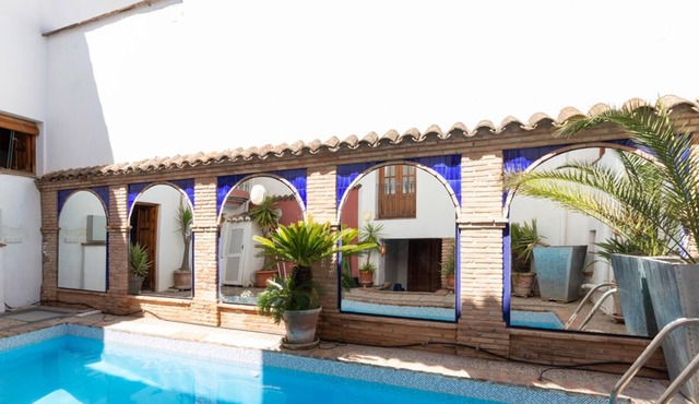 Family house with 5 bedrooms, pool and terrace with views.
