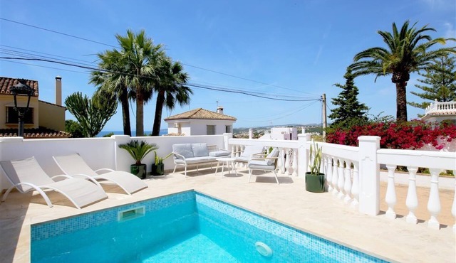 Family villa with sea views and air con, Close to beach, restaurants and Estepona port