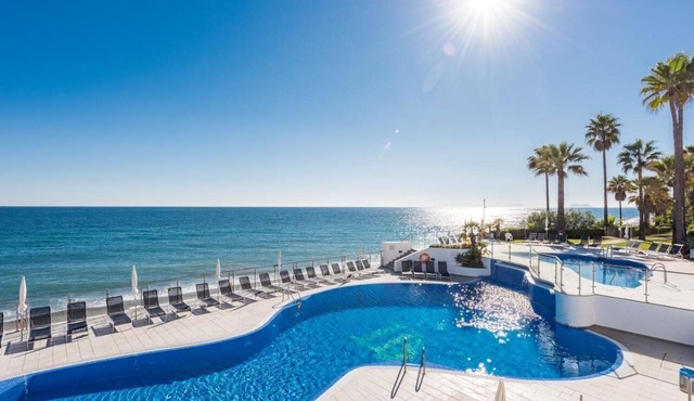 First Line ground floor App. with garden, 6 people, directly at sea and pool.