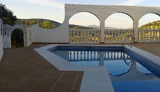 Four bed Villa and Apartment,swimming pool,two bathrooms,one ensuite ,air con