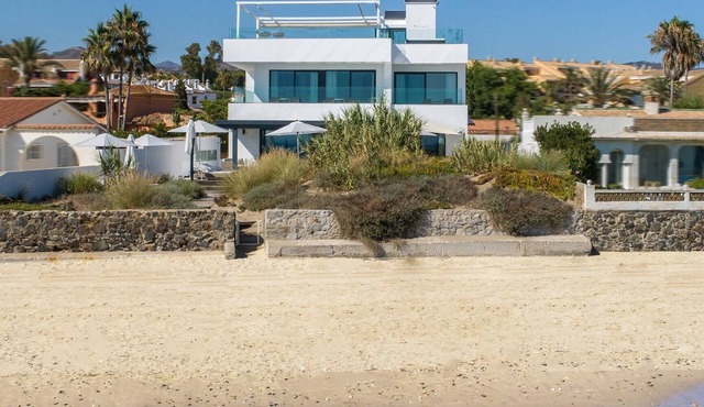 Frontline Beach Costabella (r2576927)