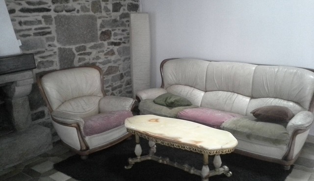 Gîte St Germain sleeps 5, 3 mins from the lake fishing/pedalos, pets welcome! in Glomel