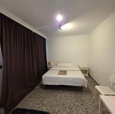 HABITACIÓN privada centro málaga cerca tren María Zambrano y playa muy buena conexión WiFi