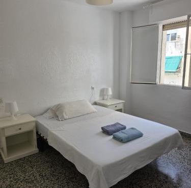 habitación privada preciosa centro malaga enfrente de la estación de tren María zambrano y dos centros comerciales y también cerca a la playa Wi-Fi la mejor zona de Málaga