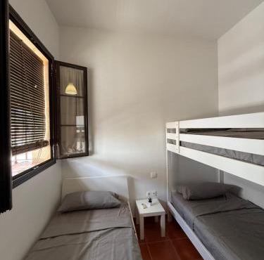 Habitación Triple con baño compartido SEVILLA DELUXE LOS ROSALES