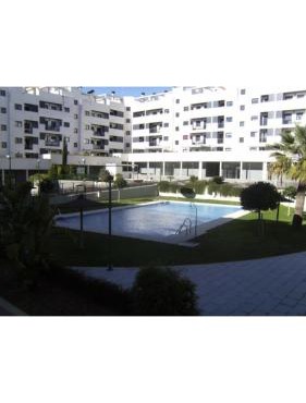 Habitacion privada en piso compartido de dos habitaciones en urbanización con piscina y pista de padel
