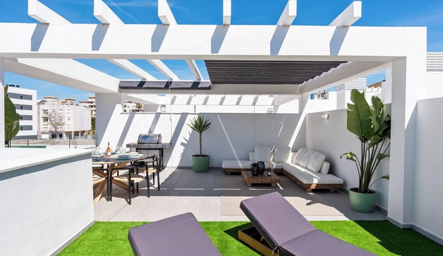 High-End Rooftop Penthouse near City & Beach