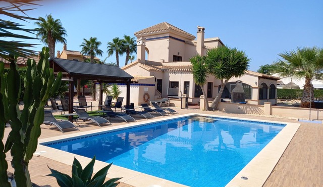 HL 015 Holiday rentals 4 Bedrooms 4 Bathroom villa with private pool