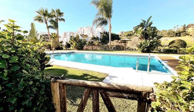 Holiday Home 'Townhouse Close To Town and Beach' with Mountain View, Wi-Fi and Air Conditioning
