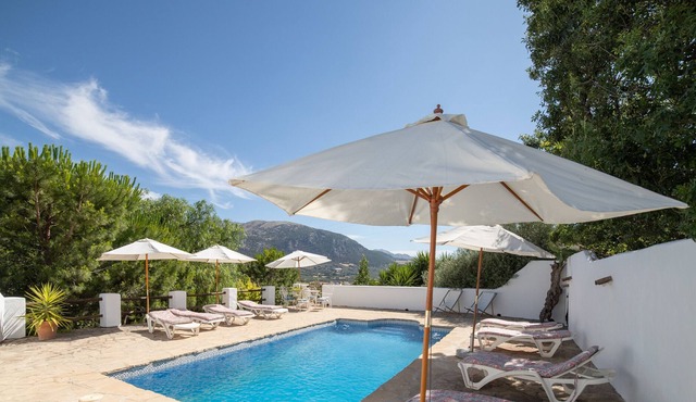 Holiday home "Cortijo Los Lobos Mountain Retreat" with communal pool and WiFi