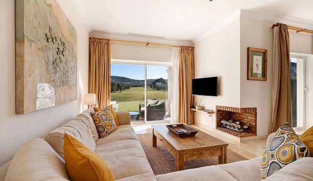 Holiday Home "2-Bedroom Townhouse" with Mountain Views, Shared Pool & Wi-Fi