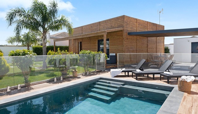 Holiday Home Villa Torre Nueva with Wi-Fi, Garden, Terrace & Pool