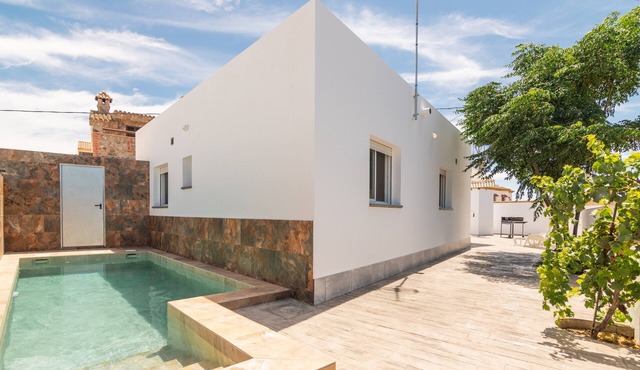 Holiday Home "Los Recuerdos" with Pool, Wi-Fi & Air Conditioning