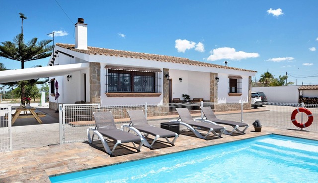 Holiday Home 'El Cortijo' with Private Pool, Wi-Fi and Air Conditioning