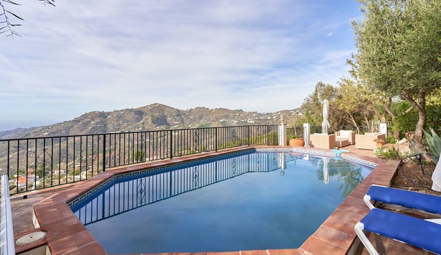 Holiday Home 'Casa Oliana' with Sea View, Pool, Garden & Wi-Fi