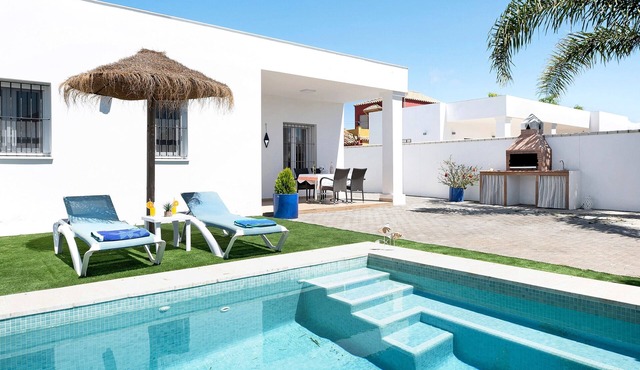 Holiday Home 'Casa Orilla Sur B' close to the Beach with Pool & Wi-Fi