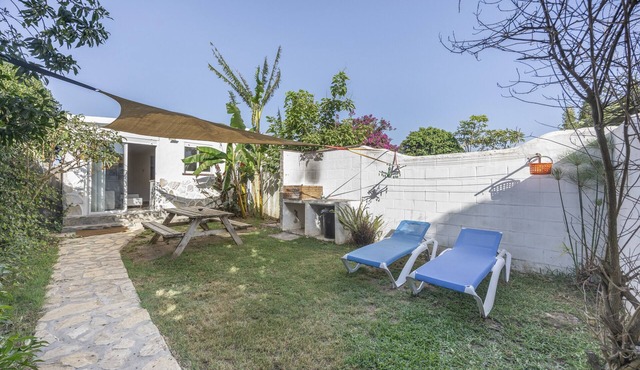 Holiday Home 'Sunwaves 1 - Casa Trafalgar' with Terrace, Private Garden & Wi-Fi