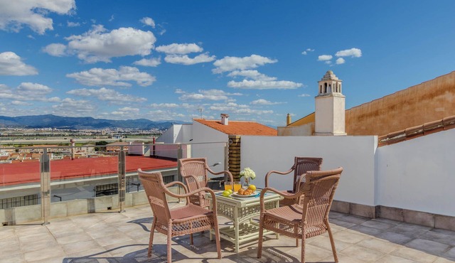 Holiday Home 'Espaciosa Casa Junto Al Aeropuerto' with Mountain View, Wi-Fi and Air Conditioning
