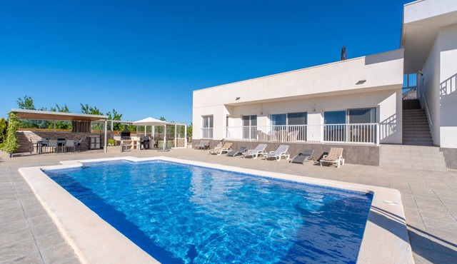 Holiday Home “Nice Independent” with Private Pool, Wi-Fi and Air Conditioning in Macisvenda