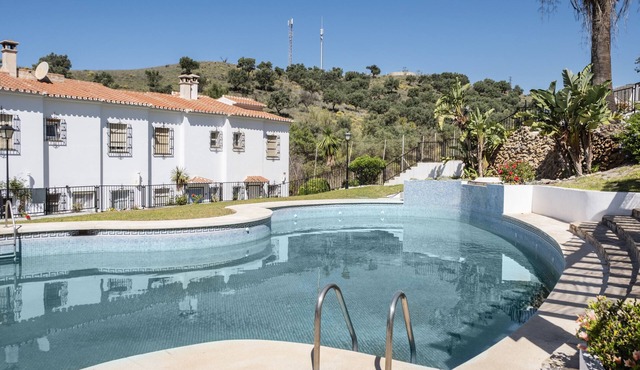 Holiday Home 'Villa Julia' with Mountain View, Shared Pool and Wi-Fi