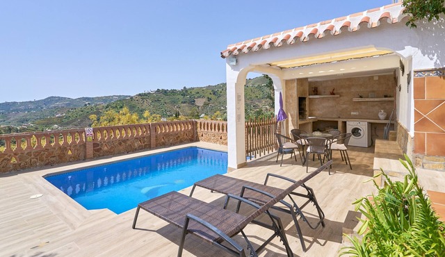 Holiday Home “Villa Piedra Blanca” with Pool, Garden, Terrace & WiFi