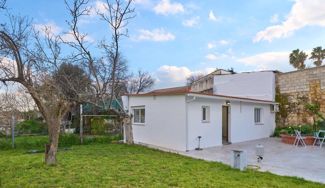 Holiday Home 'Villa Verde' with Shared Pool, Wi-Fi and Air Conditioning