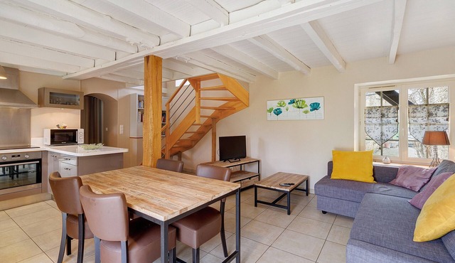 Holiday Home with Shared Pool, Wi-Fi and Air Conditioning in Saint-Geniès