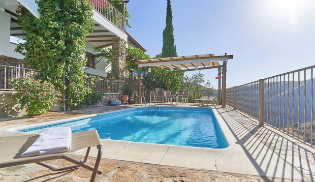 Homerez - Cozy Chalet with Pool in Laroya