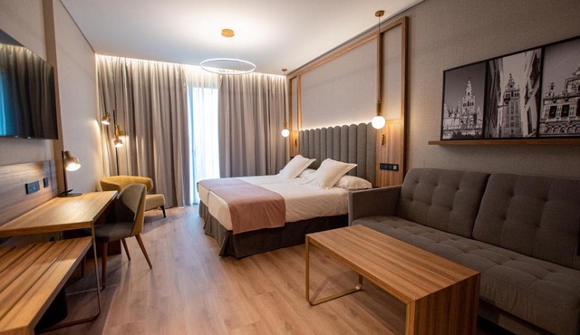 Hotel Giralda Center