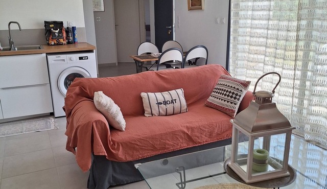 House in the middle of vineyards with large garden .pets welcome in Frontignan