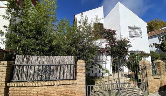 House with garden 200 meters from the Gruta de las Maravillas (Cave of Wonders)