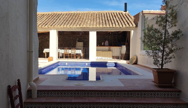 Ideal house for families with pool in a spectacular patio