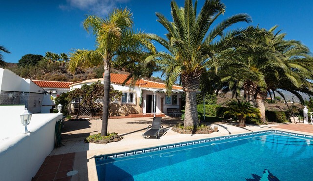 Intimate villa sea/mountain view pool palms free WiFi AC heating sauna fireplace
