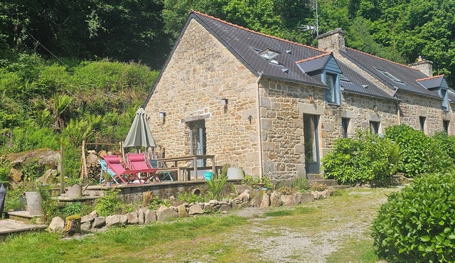 Ker Adèle: cosy longère in the heart of a wood in Ploërdut