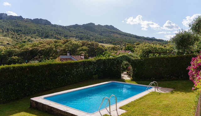 La Cabaña del Llano — private pool and garden on an Extremaduran estate, near Portugal