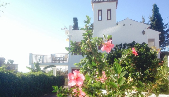 La Torrecica: with Andalusian character and magnificent views of the sea and Sierra Nevada.