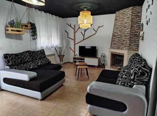 "La Villa de Iker" con Piscina, Barbacoa y a 10 mint de Puy du Fou in Argés