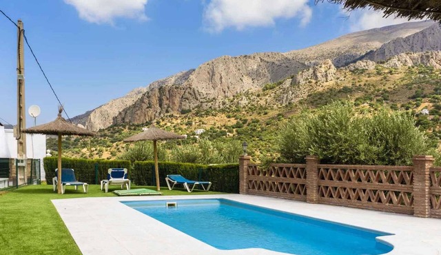 Lagar del Chorro 3 bedroom share pool & garden