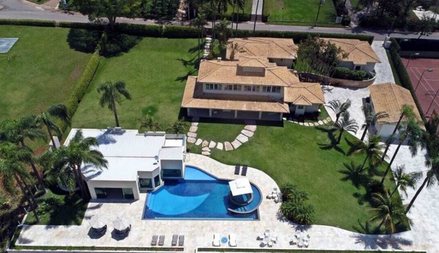 Lakeside Mansion with 10 Bedrooms in Capitólio
