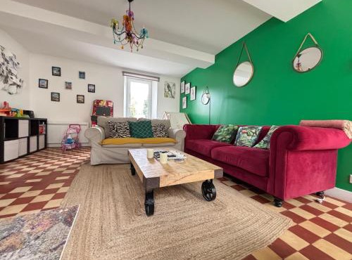 Le So Wild, maison avec jardin clos, terrasse aménagée, 5 mn à pied commerce, terrain de tennis, à 800 m de la plage d'Omaha beach jeux arcade, jouets, matériel jeunes enfants enfants, table ping-pong in Vierville-sur-Mer
