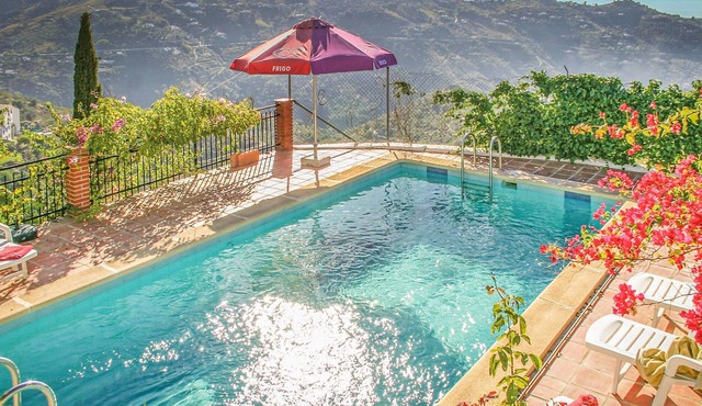 Less than 10 minutes walk from Corumbela, the vacation home is located in the mountain slopes next t
