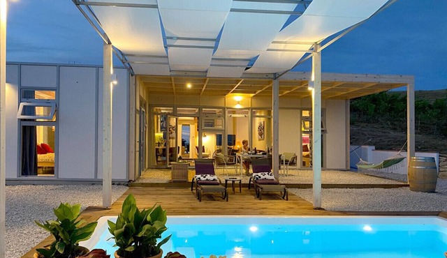 Lichtdurchflutete Villa mit Pool, Traumhafter Blick zum Meer