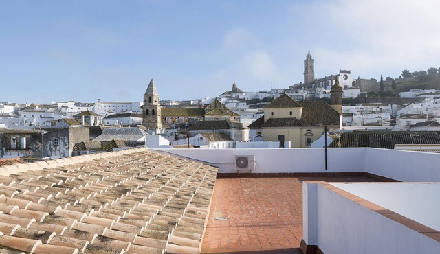 LOS ALCORNOCALES - Cosy town house with terrace and free WiFi.