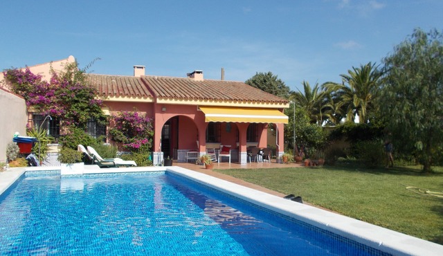 Lovely Private House,Pool,Garden,Wi-fi BBQ Parking