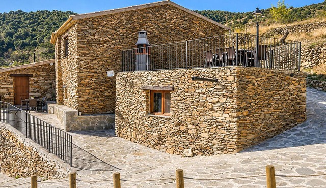 Lovely home in Laroya with WiFi